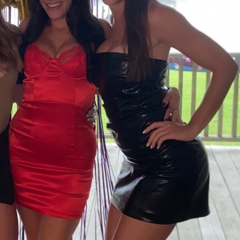 Lulu’s Black Vegan Leather Snake-
Embossed Strapless Mini Dress
